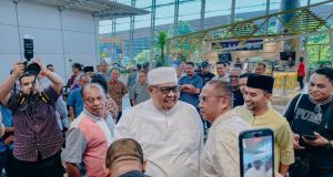 Kepulangan YAB Datuk Seri Utama Ab Rauf dari Tanah Suci Disambut Meriah di KLIA
