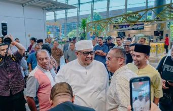 Kepulangan YAB Datuk Seri Utama Ab Rauf dari Tanah Suci Disambut Meriah di KLIA