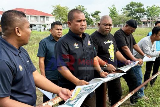 ADUN Durian Tunggal Tinjau Kolam Tadahan, Cari Penyelesaian Isu Banjir di Belimbing