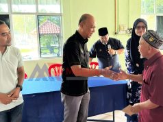 Mangsa Ribut Terima Sumbangan Tabung Bencana Daerah di Rembia